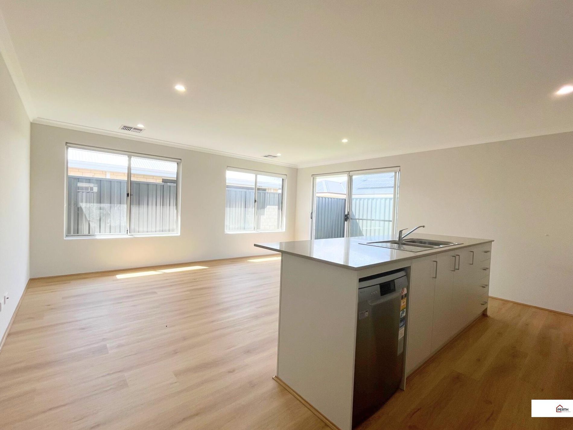 24 Kembla Way, Lakelands