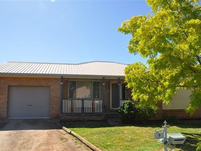 9 Oak St, Forbes