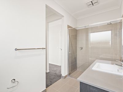 42 Skipper Avenue, Lara
