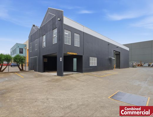 Versatile Freestanding Industrial Unit with 2 Roller Doors! 