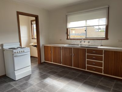 2 / 6 Portarlington Road, Newcomb