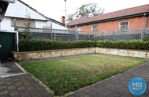 6 Dawn Crescent, Regents Park