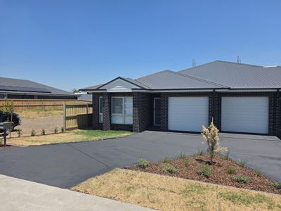 1/243 Settlers Boulevard, Chisholm