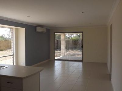25 Lorikeet Parade, Dakabin