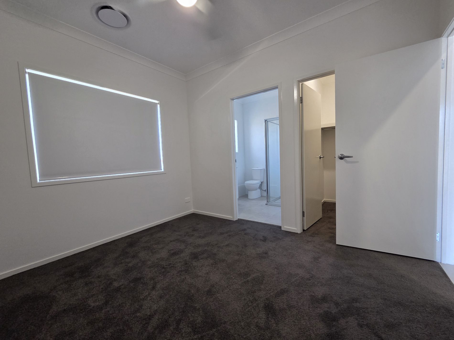 2/243 Settlers Boulevard, Chisholm