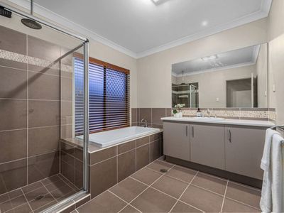 7 Rowland Avenue, Wakerley