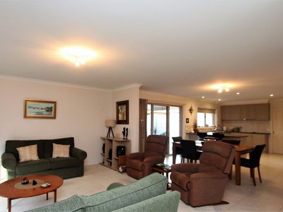 1 / 52 Cambridge Drive, Mansfield