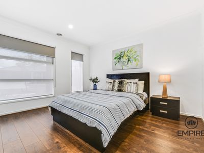 8 Hollybush Avenue, Clyde