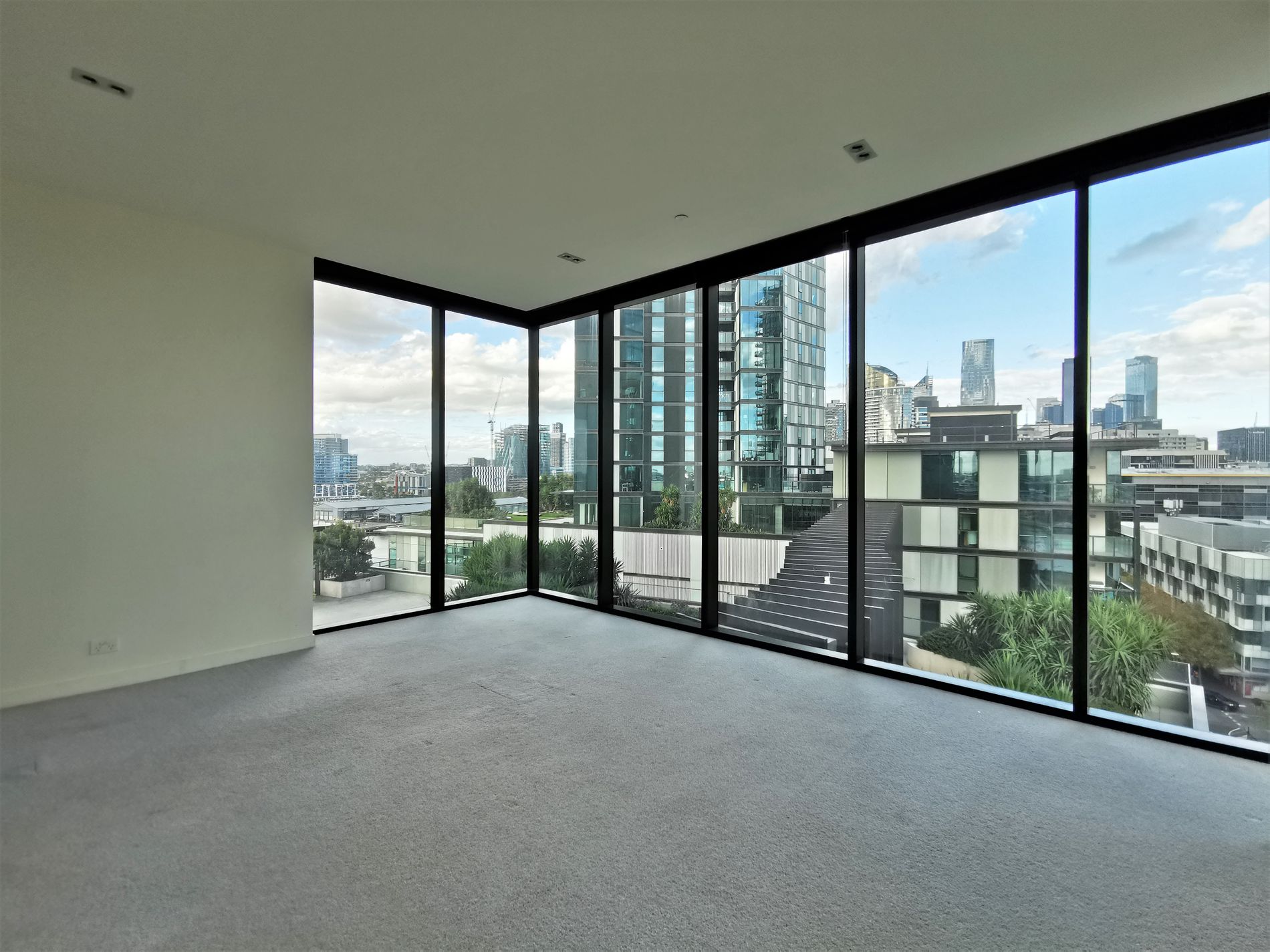 906 / 9 Waterside Place, Docklands