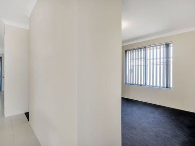 17 Cooloola Chase, Yanchep