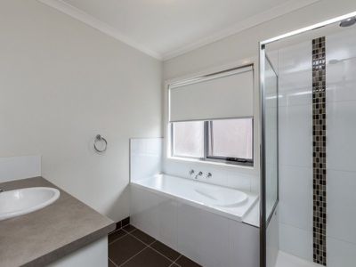 1 / 24C Billabong Court, Tarneit