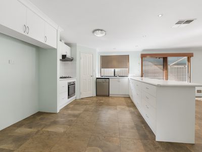 8 Marra Way, South Lake