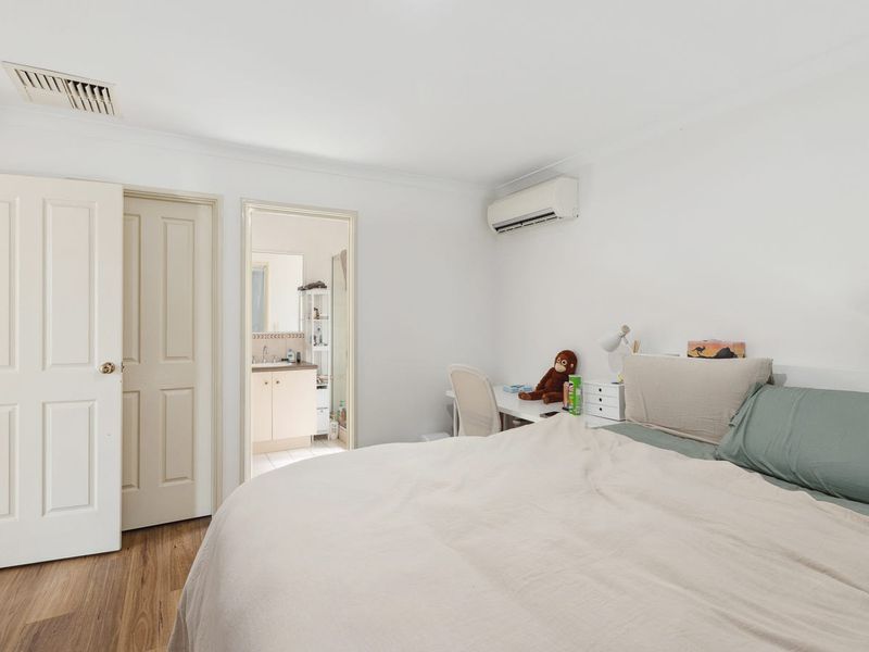 8 Davies Lane, Bentley