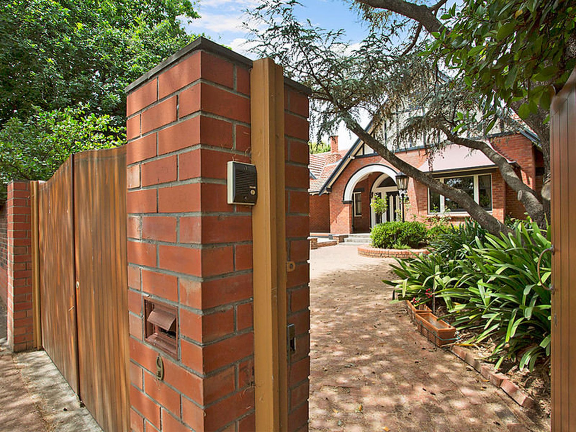 9 Cross  Road, Kingswood