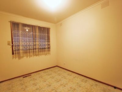 39 Murchison Crescent, Clayton South