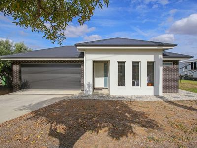 10 Howlong Rd, Rutherglen