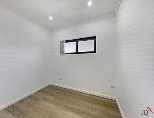 99 DENNISTOUN AVENUE, Guildford West