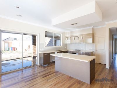 8 Herring Avenue, Cranbourne North
