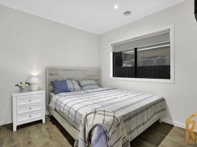 51 ORBIS AVE, Fraser Rise