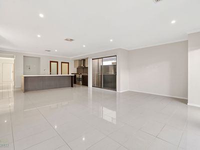 43 Lakeside Parade, Jordan Springs