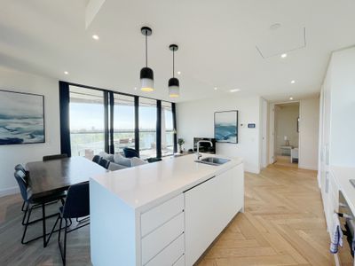 unit 604 / 77 Queens Road, Melbourne