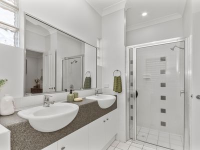 8 Crestbrook Drive, Mount Louisa