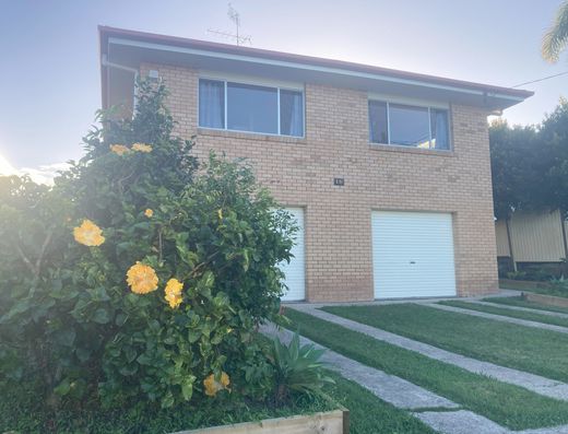 Refurbished Myles St Family Home image 15