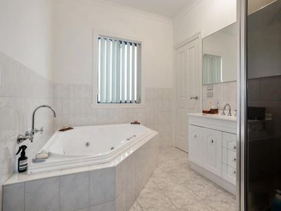 12 Peter Drive, Sunshine West