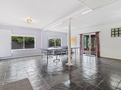1 West Close, Hawks Nest