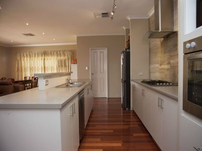 10 Granada Loop, Canning Vale