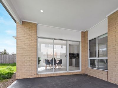 20 Lenigas Crescent, Manor Lakes