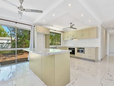 2 Tiverton Court, Moulden