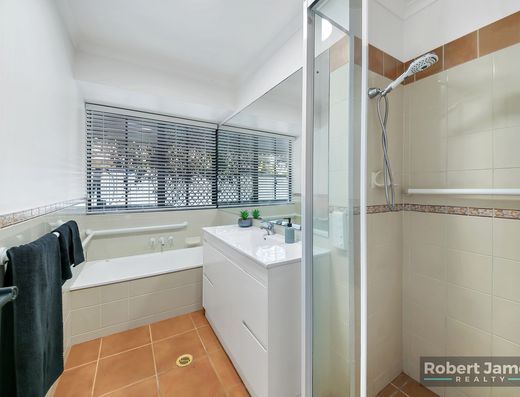 UNIQUE DUAL LIVING AT ITS BEST image 32