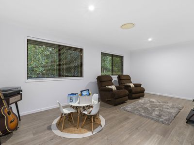 13 Cliff Close, Wakerley