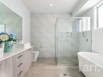 2 / 240 Bayview Street, Hollywell
