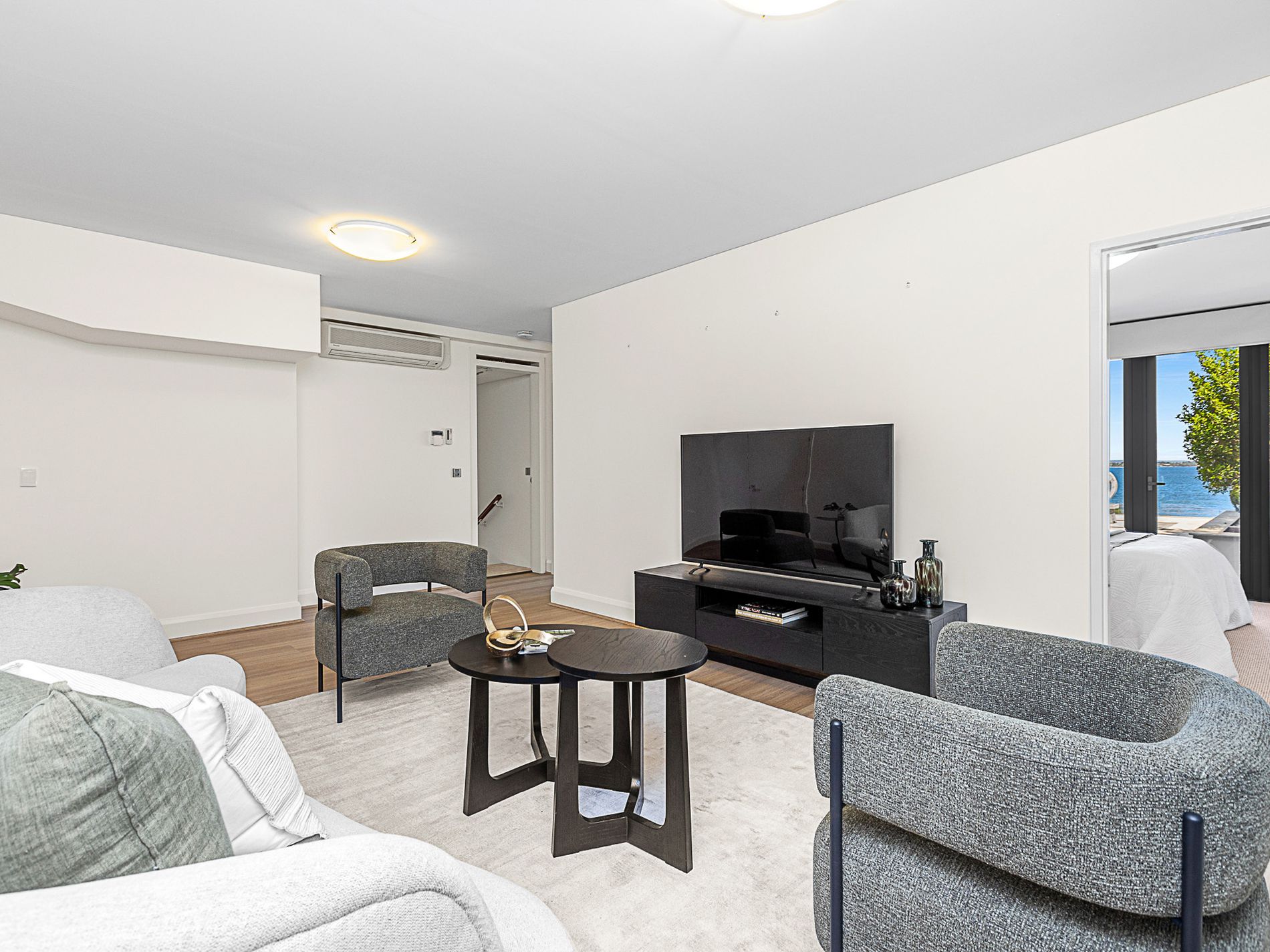 1 / 8 Mounts Bay Road, Crawley