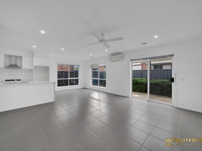 4 Hoddle Link, Manor Lakes