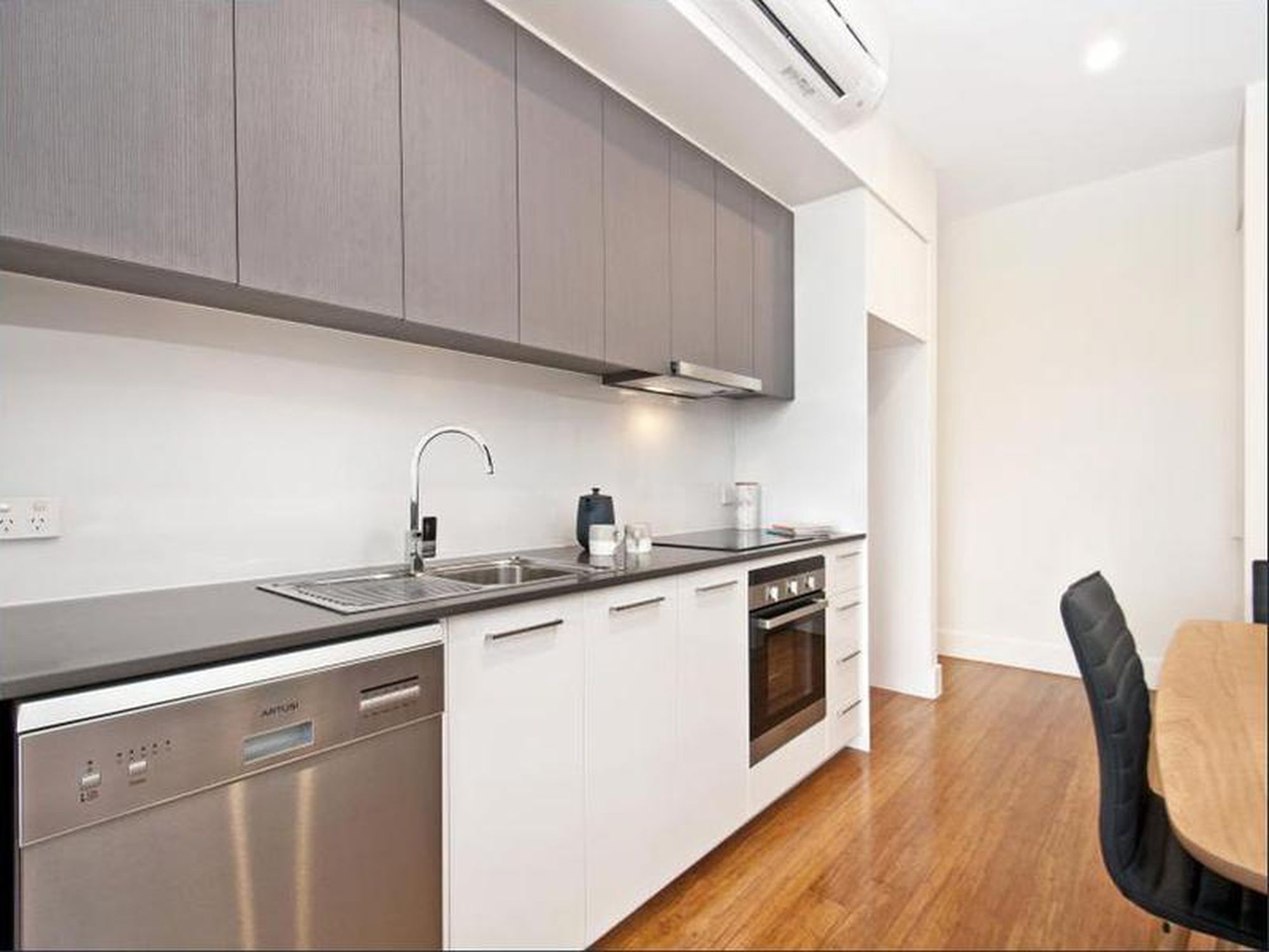 305 / 301 St Clair Avenue, St Clair