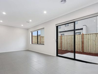 2 Yard Street, Mambourin