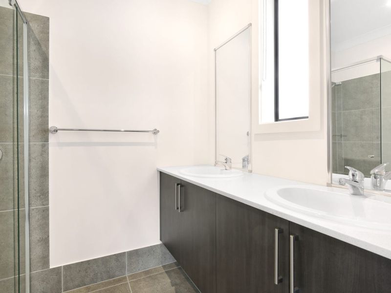 33 Parade Road, Leppington