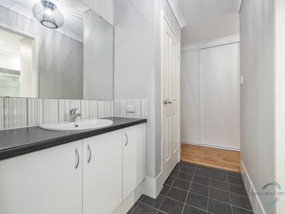 5 Scarlet Close, Tapping