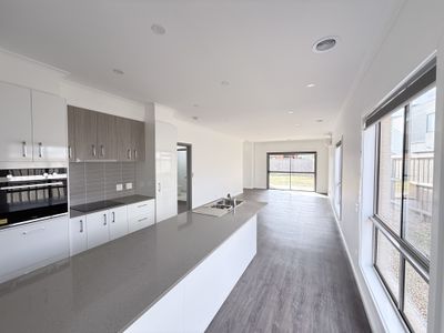 85 Plane Avenue, Mambourin