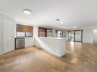 8 Marra Way, South Lake