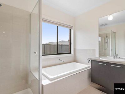 6 Radiance Street, Tarneit