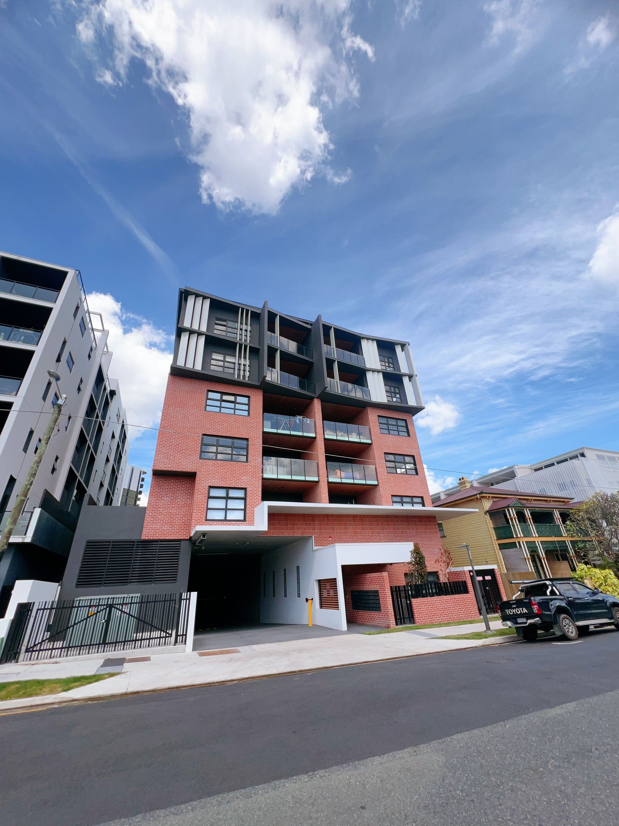 202 / 25 Bank Street, West End