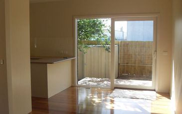 3 / 8 Charles Street, Pakenham