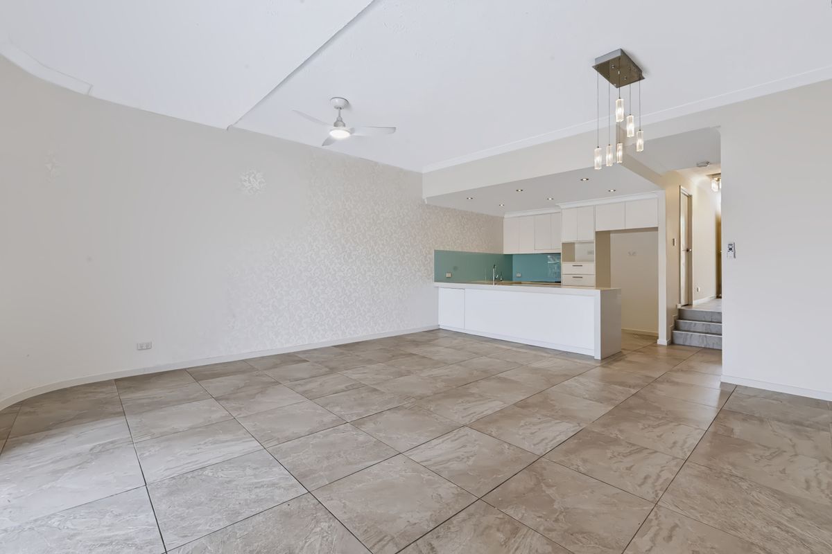 2 / 4 Orvieto Avenue, Mermaid Waters