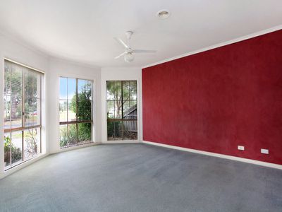 2 May Gibbs Crescent, Lynbrook
