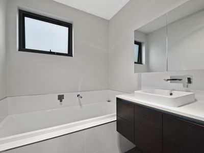 2 / 54 Landsborough Avenue, Newstead