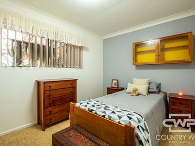 6 Coakes Street, Guyra